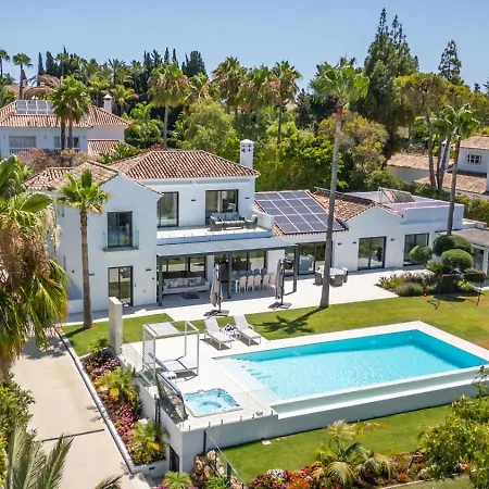 Villa Stunning 6-bedroom In Guadalmina Baja